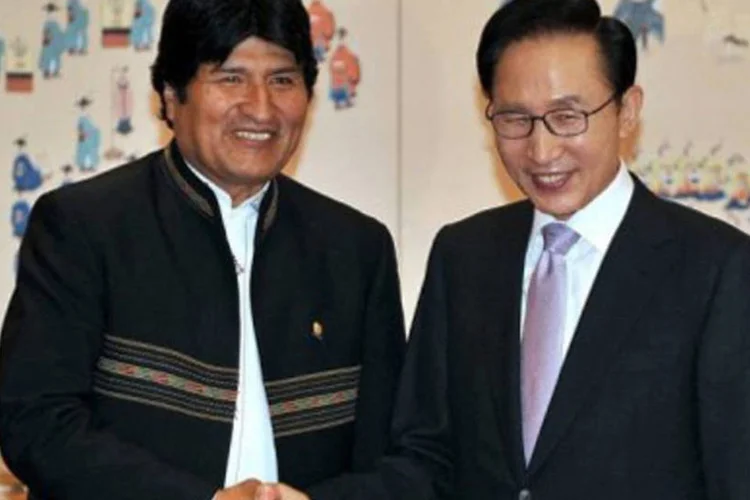 Lee Myung-Bak, presidente da Coreia do Sul, e Evo Morales, presidente boliviano (Jung Yeon-Je/AFP)