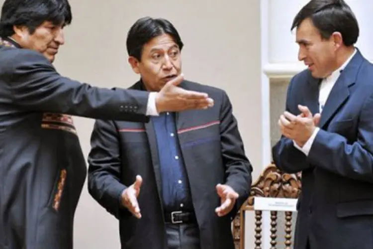 O presidente Evo Morales (E) com seu chanceler, David Choquehuanca (C) e o ministro da Presidência, Juan Ramón Quintana, durante cerimônia de posse de seu gabinete
 (Aizar Raldes/AFP)