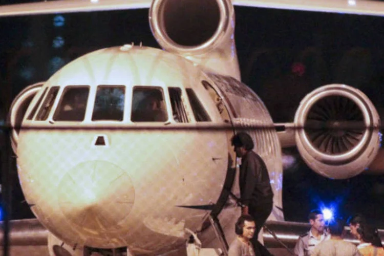 
	Evo Morales sobe em avi&atilde;o presidencial da Bol&iacute;via durante escala no Brasil ap&oacute;s bloqueio do espa&ccedil;o a&eacute;reo de pa&iacute;ses europeus
 (REUTERS/Jarbas Oliveira)
