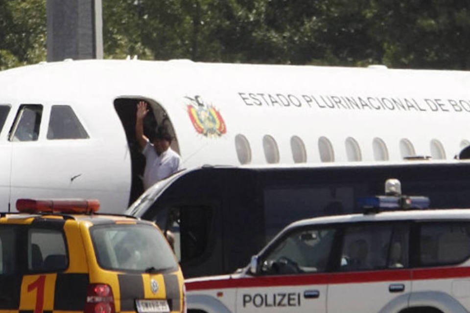 Avião de Morales deixa Viena após escala forçada de 13 horas