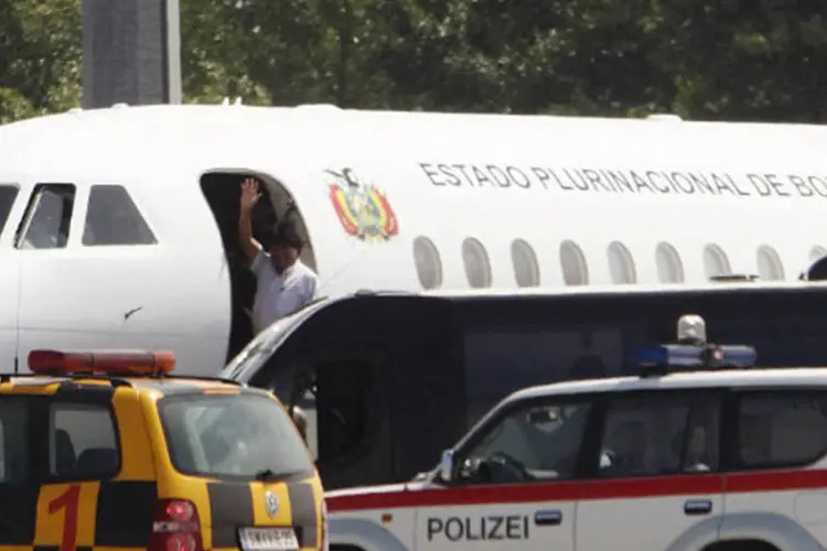 
	Evo Morales acena ao embarcar em avi&atilde;o presidencial boliviano ap&oacute;s passar horas retido no aeroporto de Viena, na &Aacute;ustria
 (REUTERS/Heinz-Peter Bader)