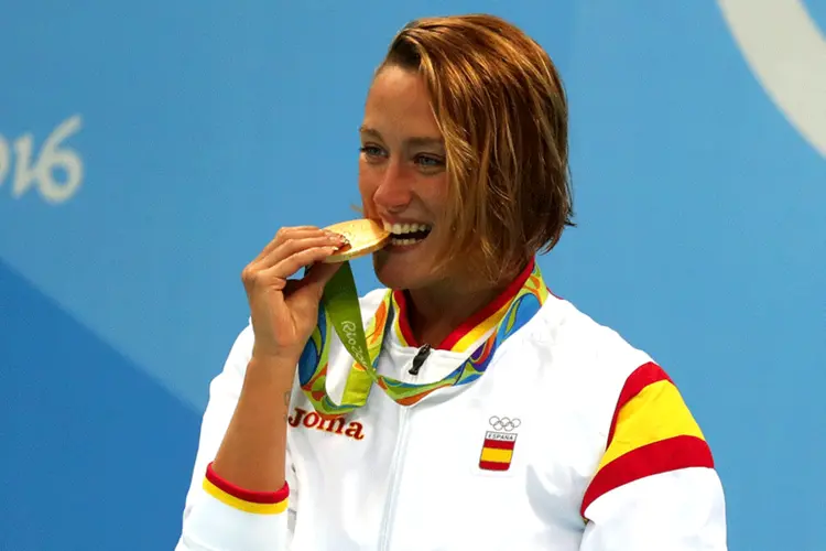 
	A espanhola Mireia Belmonte Garcia, que levou o ouro nos 200 metros borboleta, morde sua medalha
 (Tom Pennington/Getty Images)