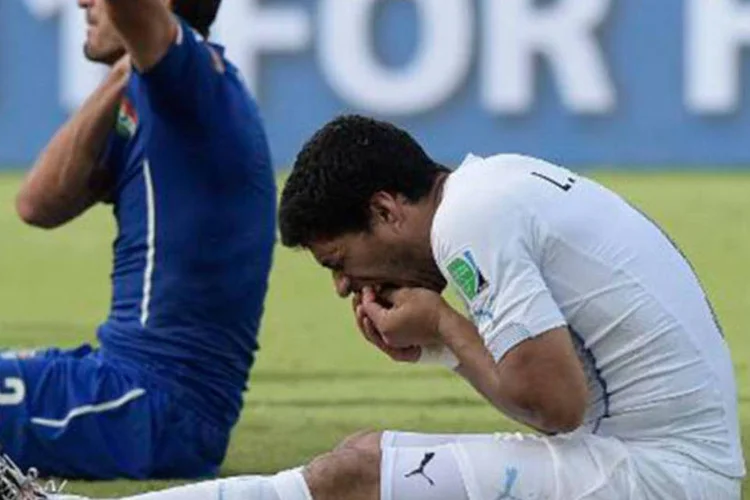 
	Luis Suarez (D) pouco depois de morder o italiano Giorgio Chiellini
 (Daniel Garcia/AFP)