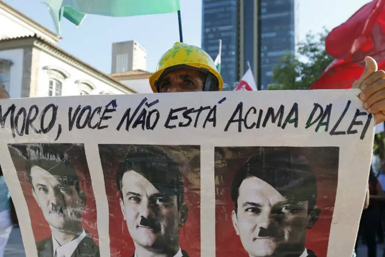 
	Homem segura cartaz escrito &quot;Moro, voc&ecirc; n&atilde;o est&aacute; acima da lei&quot; em protesto pela democracia no Rio de Janeiro
 (Sergio Moraes/Reuters)