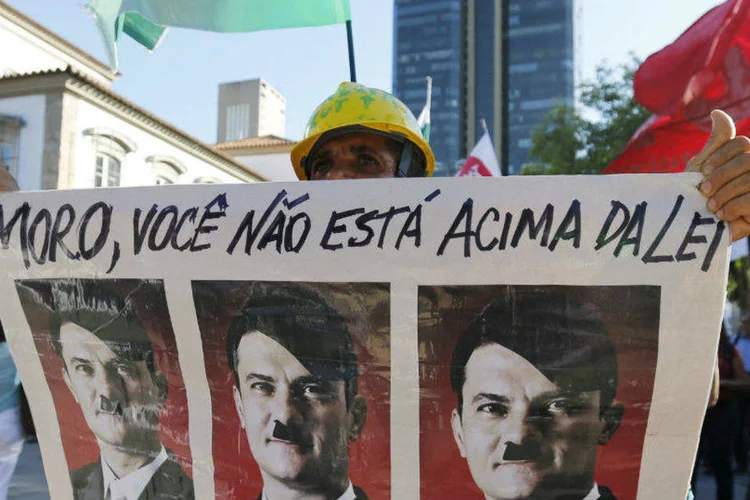 
	Homem segura cartaz escrito &quot;Moro, voc&ecirc; n&atilde;o est&aacute; acima da lei&quot; em protesto pela democracia no Rio de Janeiro
 (Sergio Moraes/Reuters)
