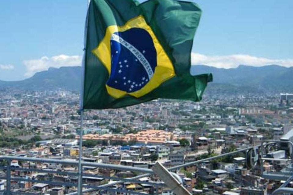 Bandeira do Brasil no Complexo do Alemão: favelas pacificadas terão preferência (AGÊNCIA BRASIL)