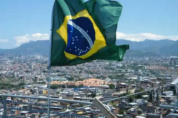 Bandeira do Brasil colocada no Complexo do Alemão: operação foi considerada um sucesso pelo presidente Lula (AGÊNCIA BRASIL)