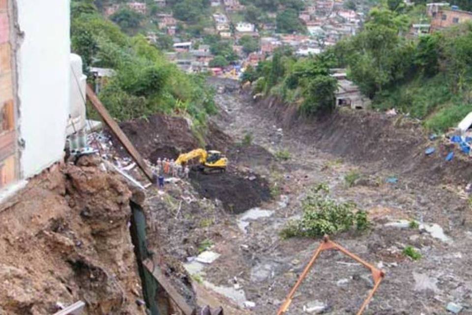 Veterano de resgates das chuvas ajuda vítimas no Rio