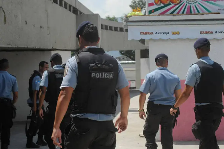 
	Policiais: de acordo com assessora de Direitos Humanos da Anistia, este j&aacute; &eacute; um padr&atilde;o quando se aproximam eventos de grande porte no Rio de Janeiro
 (Tânia Rêgo/Agência Brasil)