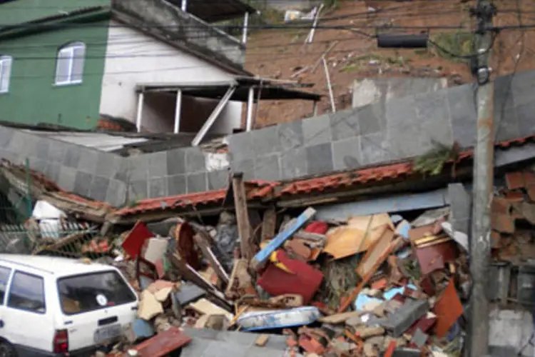 Acidente em Niterói teria sido minimizado com planejamento e regulação do lixo (.)