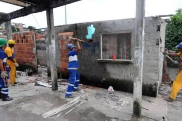 Os trabalhos já começaram no Morro do Urubu, onde cerca de 250 casas serão demolidas (.)
