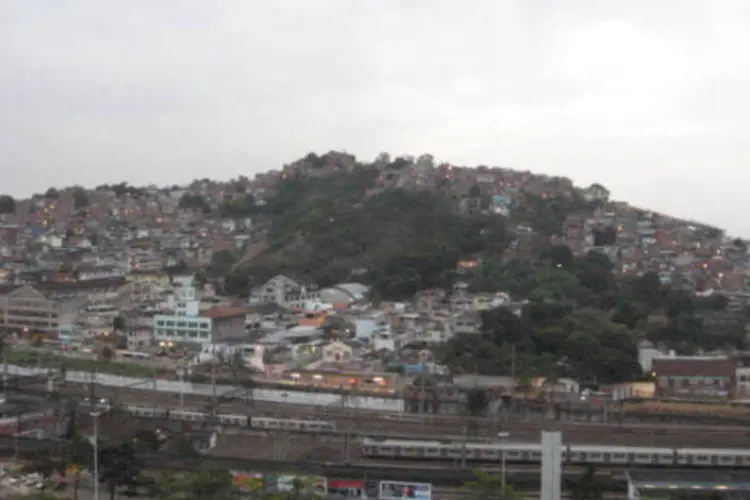 
	Morro da Mangueira: devido ao forte calor que faz no Rio e aos furtos de energia praticados por moradores (os &quot;gatos&quot;), transformador da Light queimou
 (Wikimedia Commons)