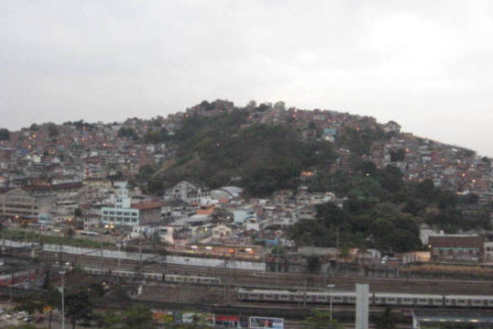Mutirão retira lixo da favela da Mangueira, no Rio