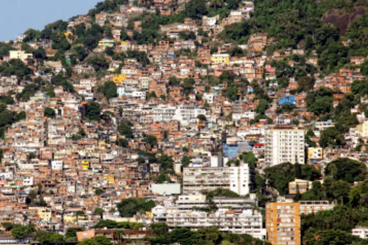 Morro do Vidigal, zona sul do Rio de Janeiro: os fiéis entoavam canções da Igreja Católica, enquanto outros faziam a coreografia das músicas. (Getty Images/Getty Images)