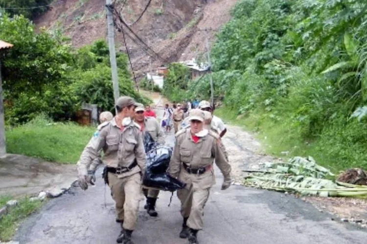 Bombeiros retiram corpo do morro do bumba, onde 150 pessoas estão soterradas, segundo estimativas (.)
