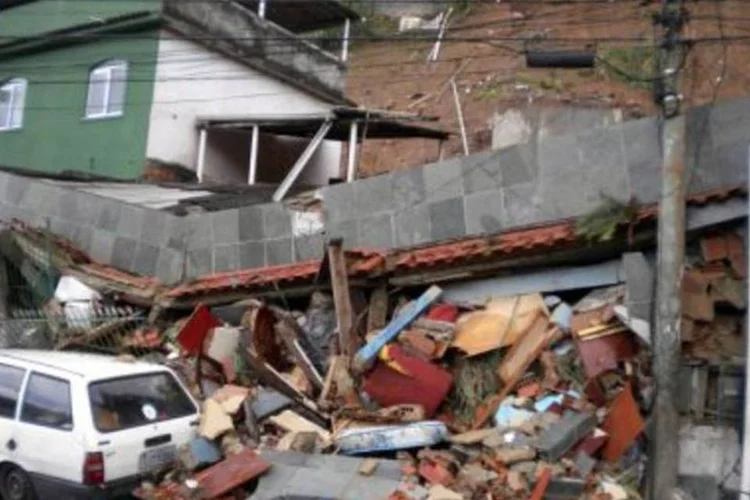 Os locais lembram o morro do Bumba, em Niterói, no Rio de Janeiro, que deslizou sobre casas e matou dezenas de pessoas