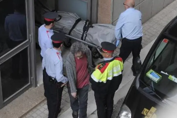 Policiais retiram o corpo do professor morto pelo estudante em Barcelona (AFP)