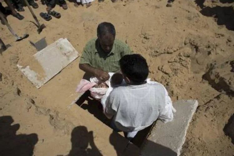 Palestinos enterram Abdallah Abu Ghazal, de cinco anos, morto em ataque aéreo israelense, em Beit Lahiya, na Faixa de Gaza (Mahmud Hams/AFP)