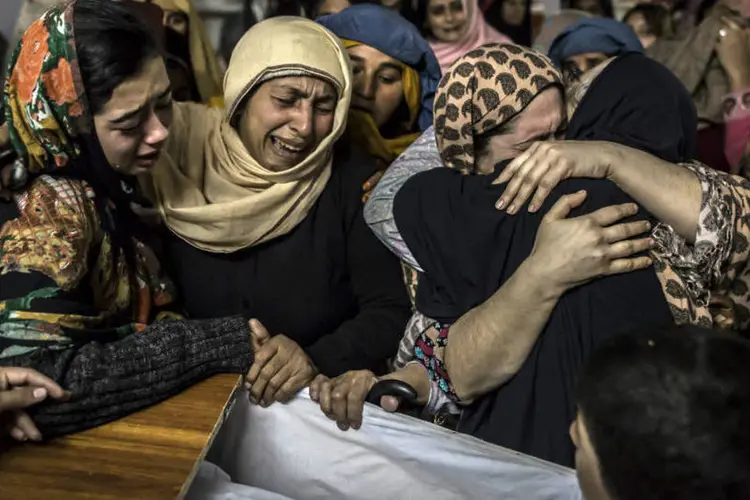 
	M&atilde;es choram por estudante morto: grande maioria das v&iacute;timas fatais era de alunos
 (Zohra Bensemra/Reuters)