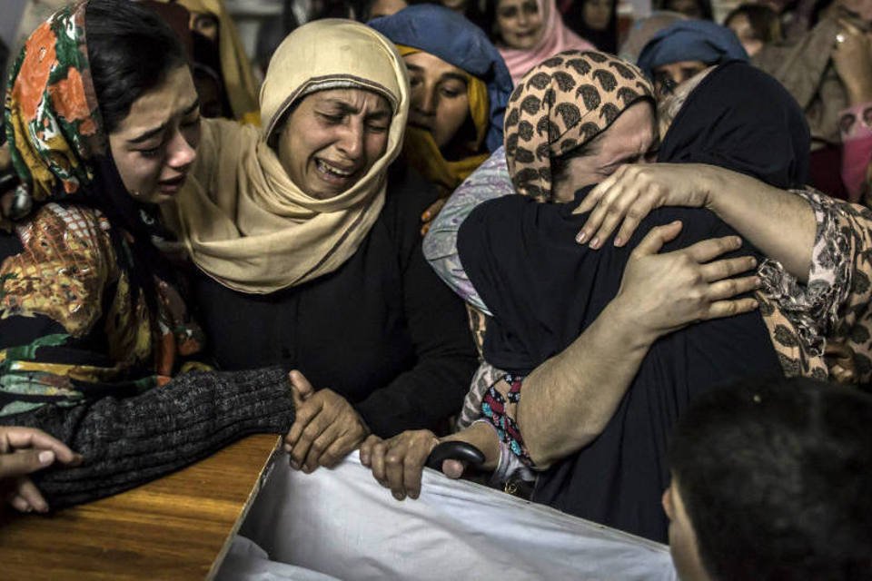 Ataque a escola no Paquistão deixa 141 mortos, diz porta-voz