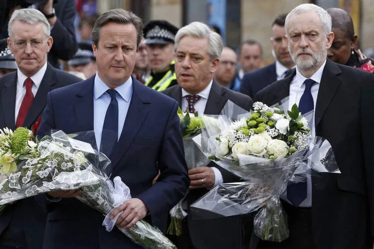 
	David Cameron e Jeremy Corbyn: a mo&ccedil;&atilde;o pede um debate sobre a lideran&ccedil;a de Corbyn entre os representantes parlamentares do partido
 (Craig Brough / Reuters)