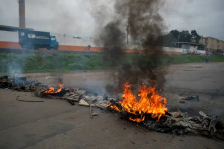 Morte de outro adolescente por PM leva moradores a bloquear avenida: durante manifestação, moradores atearam fogo a pneus e lixo e tentaram bloquear a Marginal Tietê (Marcelo Camargo/ABr)