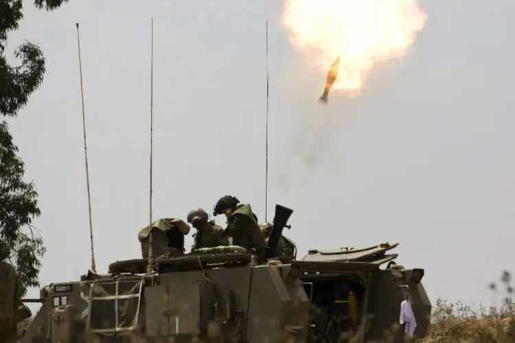 Forças de segurança israelenses lançam morteiro na Faixa de Gaza (Amir Cohen/Reuters)