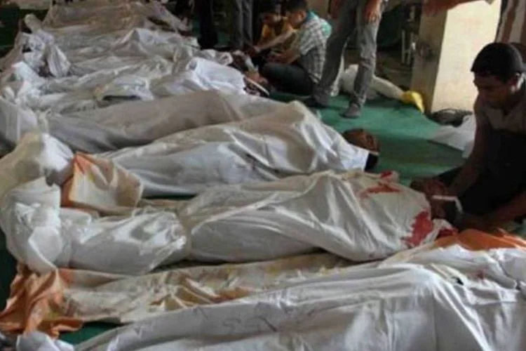 Violência: corpos de vítimas dos confrontos no Cairo são colocados lado a lado, na Mesquita Tawhid (©afp.com / Khaled Kamel)