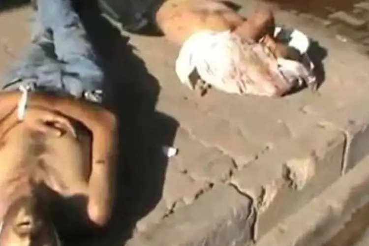 
	Imagem de v&iacute;deo divulgado no YouTube pelo OSDH que supostamente mostra as v&iacute;timas do ataque em Alepo: o observat&oacute;rio n&atilde;o informou se os mortos s&atilde;o civis ou combatentes
 (YouTube/AFP)