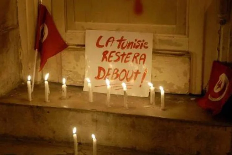 Velas em memória das vítimas são acesas em frente ao museu onde ocorreu o atentado (Sofiene Hamdaoui/AFP)