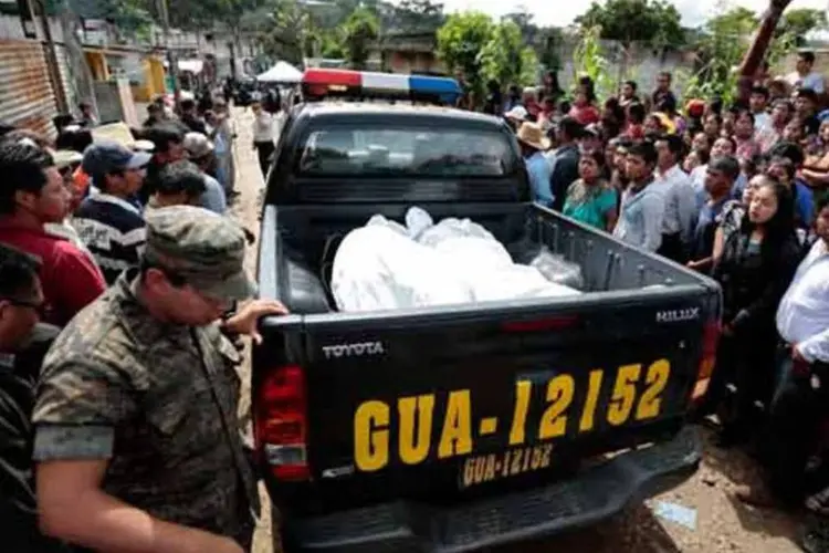 Veículo transporta os corpos das vítimas da chacina na Guatemala (Reuters)