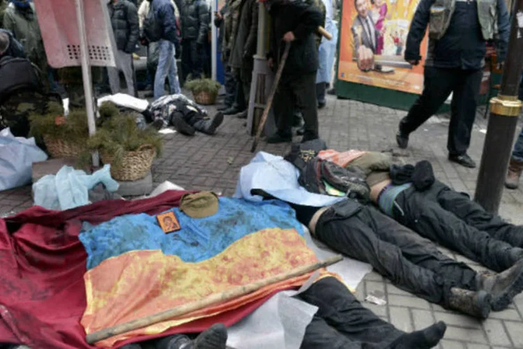 Corpos de manifestantes mortos durante confrontos em Kiev, na Ucrânia: segundo o Ministério da Saúde, desde o início dos distúrbios morreram 35 pessoas (Maks Levin/Reuters)