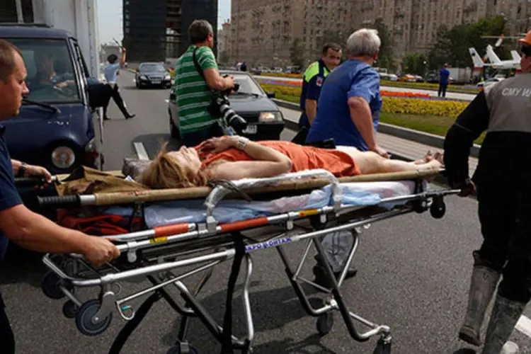 Equipe de emergência desloca passageira ferida em acidente no Metrô de Moscou   (REUTERS/Sergei Karpukhin)