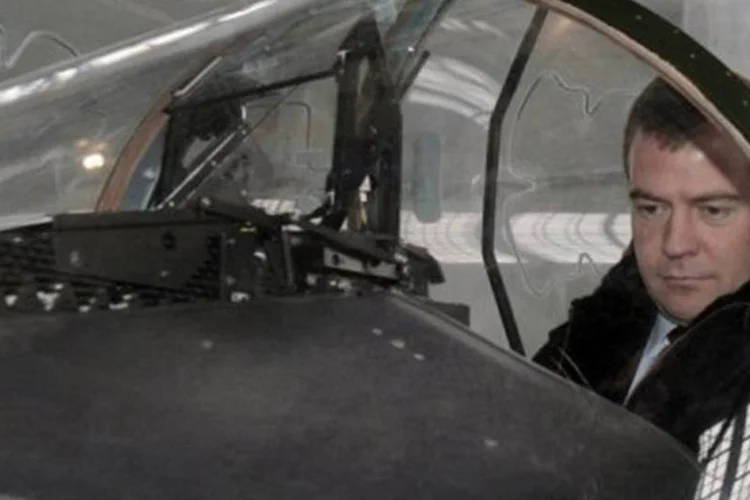 Dmitri Medvedev, presidente da Rússia, examina avião Yak em Moscou: o montante do contrato é de cerca de 550 milhões de dólares (Natalia Kolesnikova/AFP)
