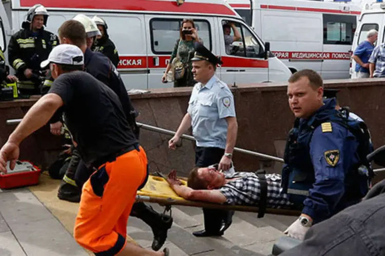 Membros de equipes de emergência resgatam vítimas de acidente no metrô em Moscou (REUTERS/Sergei Karpukhin)