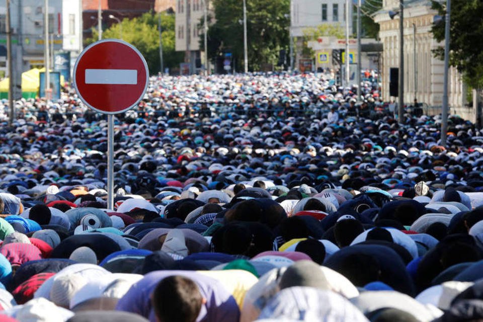 Mais de 200 mil muçulmanos festejam fim do Ramadã em Moscou
