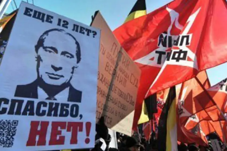 A manifestação acontece em um clima de tensão, depois que dezenas de casas de líderes da oposição foram revistadas
 (Yuri Kadobnov/AFP)
