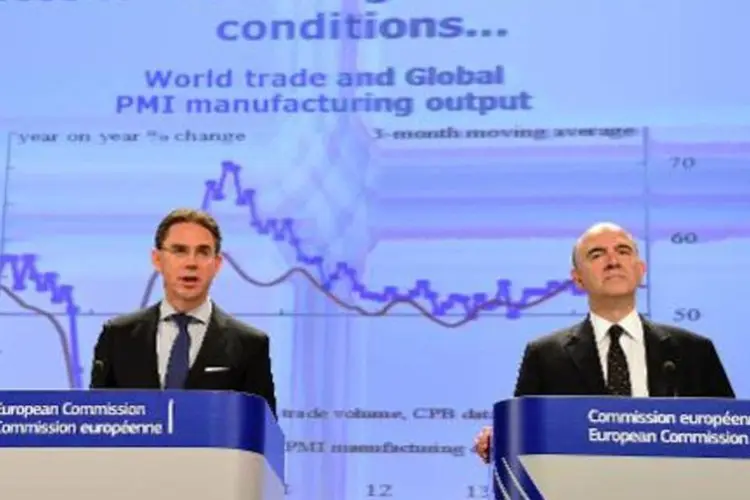 O comissário Pierre Moscovici (d) e vice-presidente da Comissão Europeia Jyrki Katainen apresentam as previsões de econômicas em Bruxelas (Emmanuelle Dunand/AFP)