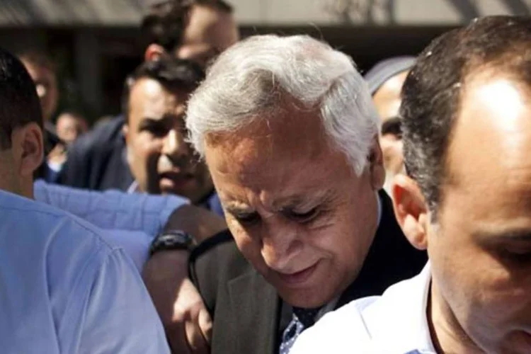 Moshe Katsav, ex-presidente de Israel, após ser condenado a 7 anos de prisão por estupro (Uriel Sinai/Getty Images)
