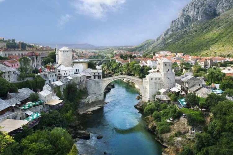 
	Cidade de Mostar, na B&oacute;snia e Herzegovina: Acordo em vigor a partir de 1&ordm; de junho &eacute; primeiro passo do pa&iacute;s rumo a uma integra&ccedil;&atilde;o com a UE
 (Wikimedia Commons)