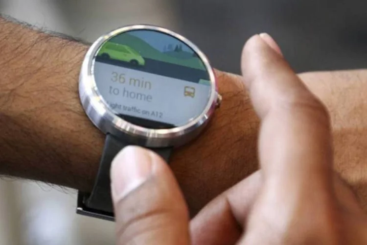 Novidade: programador divulgou ontem um vídeo no qual mostra seu iPhone 6 transmitir uma notificação para seu relógio Moto 360 (Divulgação)