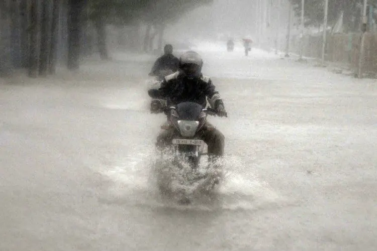
	Homem dirige motocicleta em rua inundada durante tempestade em Chennai, na &Iacute;ndia
 (Reuters/Stringer)