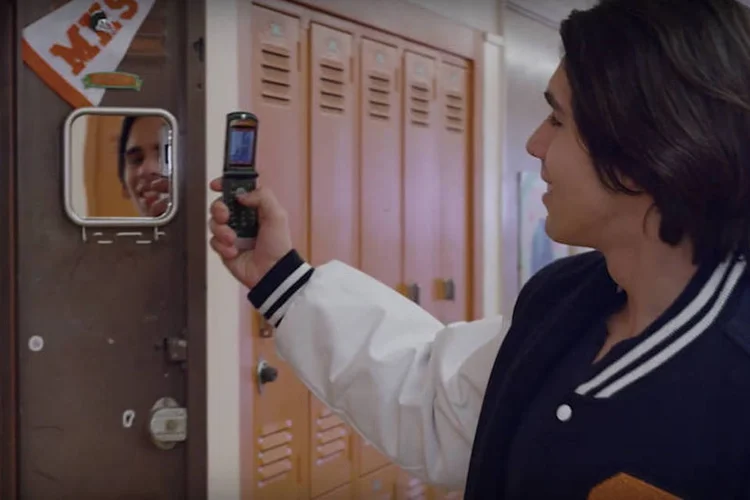 Moto: empresa da Lenovo divulgou teaser de novo celular com flip (Reprodução/YouTube)