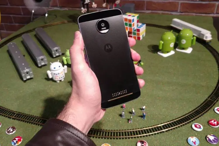 Moto Z: smartphone tem 5,2 mm de espessura
 (Lucas Agrela/EXAME.com)