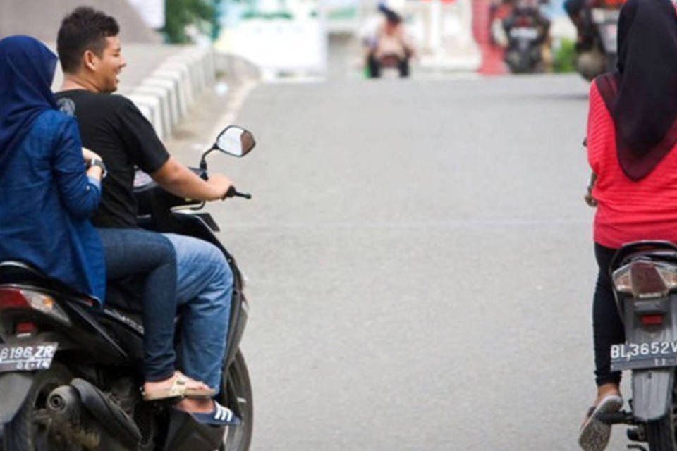 Feministas indonésias rejeitam regras para mulheres em motos