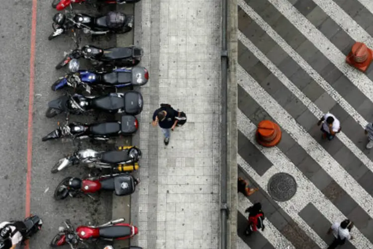 
	Antenas antilinha de pipa foram distribu&iacute;das para os motociclistas visando &agrave; preven&ccedil;&atilde;o de acidentes
 (Paulo Whitaker/Reuters)