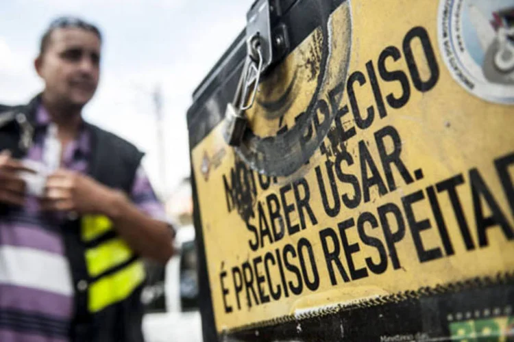 
	Motoboys protestam em S&atilde;o Paulo: na &uacute;ltima quarta-feira (20), o Conselho Nacional de Tr&acirc;nsito (Contran) rejeitou a proposta para adiar a fiscaliza&ccedil;&atilde;o punitiva para quem descumprir as normas
 (Marcelo Camargo/ABr)