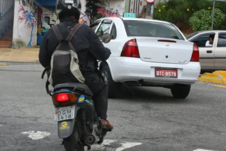 
	Motoboy no tr&acirc;nsito de S&atilde;o Paulo: caso o prazo n&atilde;o seja revisto, os trabalhadores prometem paralisar o servi&ccedil;o de entrega no estado.
 (Marcos Santos/USP Imagens)