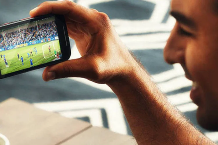 Homem segura Moto E, smartphone da Motorola (Divulgação/Motorola)