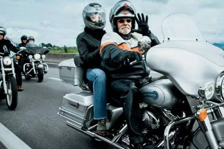 Aposentados brasileiros do Harley Owner’s Group, na Rodovia Presidente Dutra, a caminho do litoral de Búzios, Rio de Janeiro: velhice com aventura (Claudio Rossi/EXAME.com)
